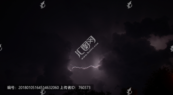 烏云密步閃電的夜空