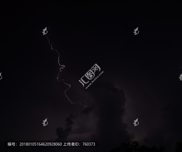 烏云密步閃電的夜空