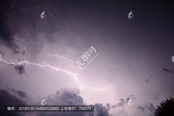 烏云密步閃電的夜空