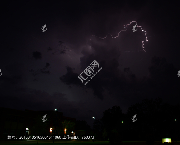 烏云密步閃電的夜空