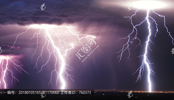 烏云密步閃電的夜空