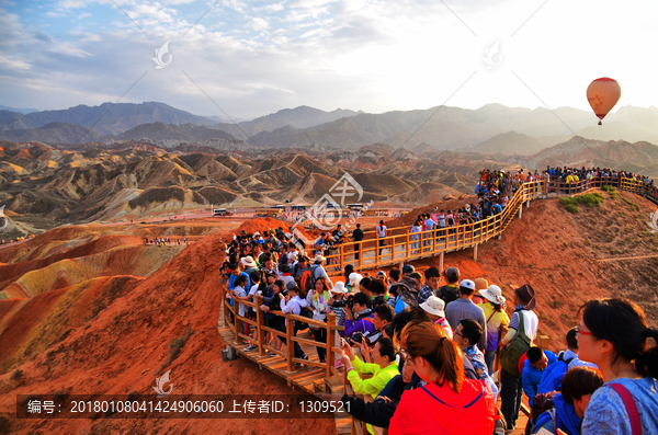 张掖七彩丹霞景区游客如潮