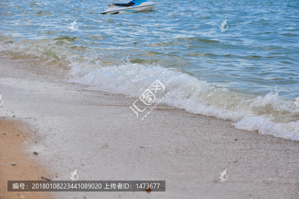 海水冲上沙滩,海水浪花