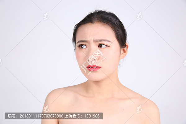 皱眉的女人