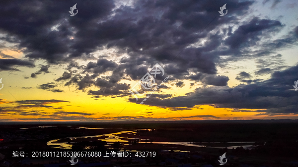 濕地河流晚霞
