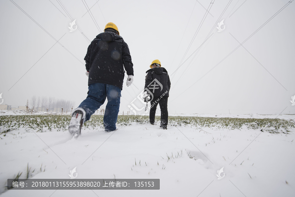 电力工人雪中巡线