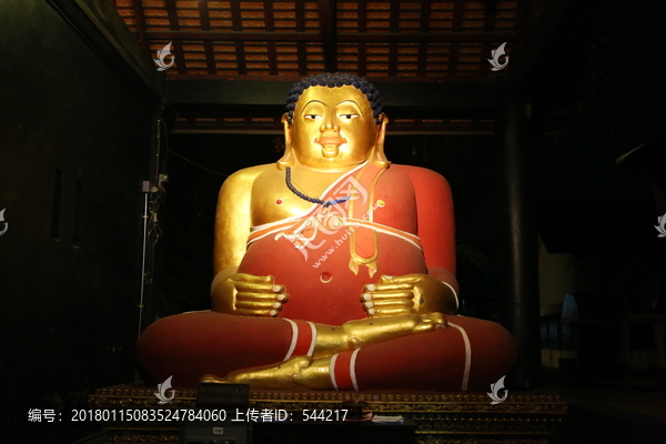 契迪龙寺的红衣佛雕像