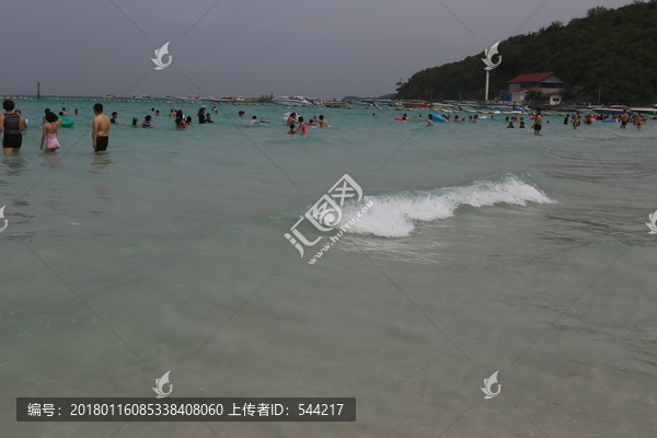 大海里沐浴的游人