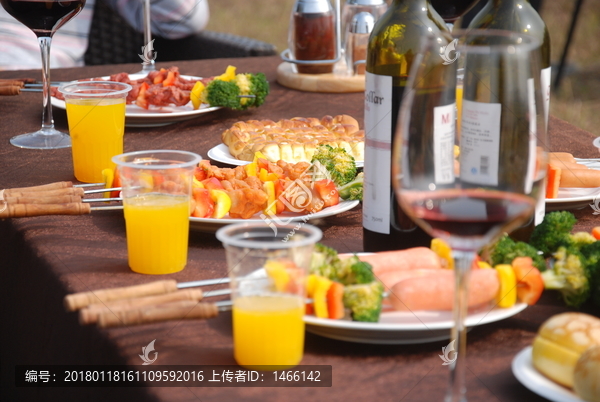 户外聚餐烧烤餐桌