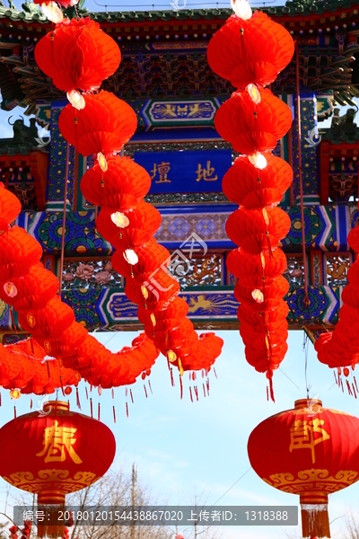 春节地坛公园门前蓝天红灯笼