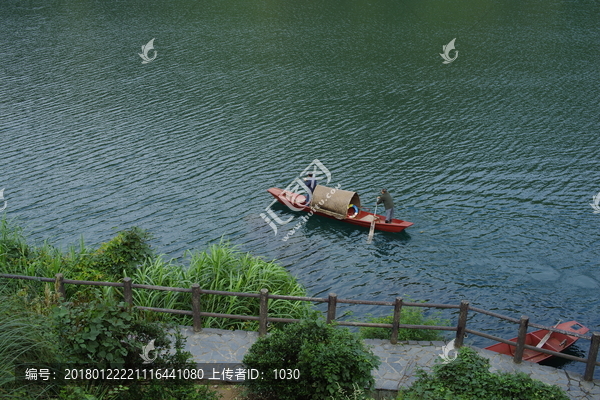 风景如画,江上渔船