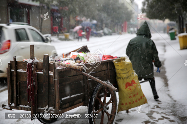 雪地环卫工