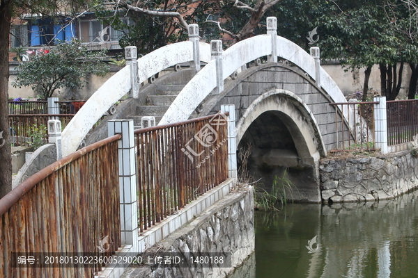 小拱桥流水