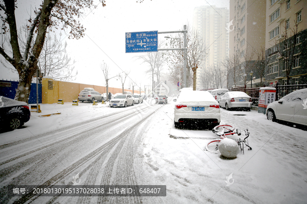 雪中的城市道路