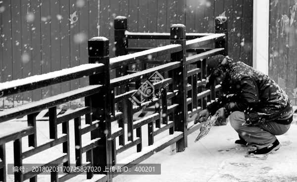 风雪中的维修工人