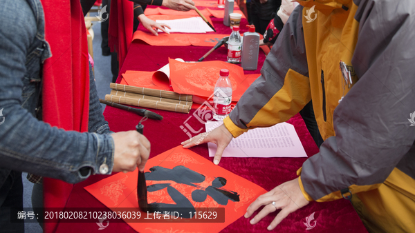 春节写对联中国民俗