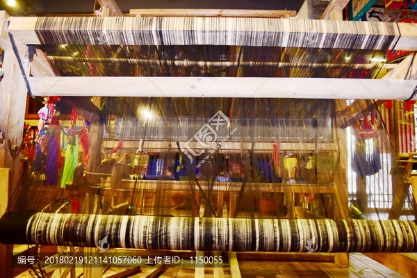 传统织布机织布