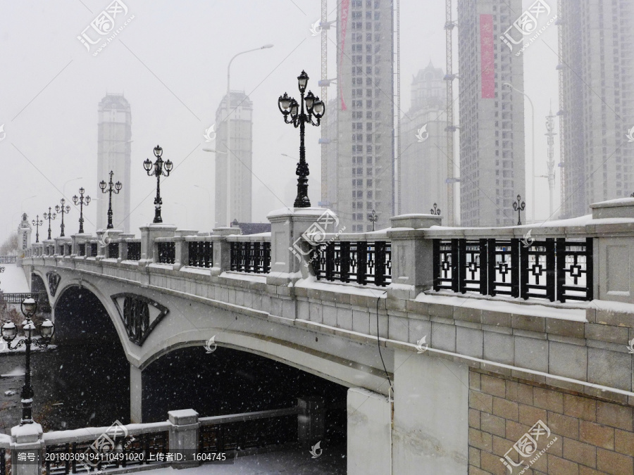 雪天桥上