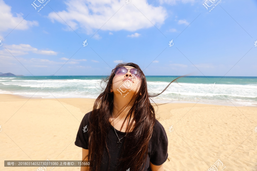 海边沙滩上的女人