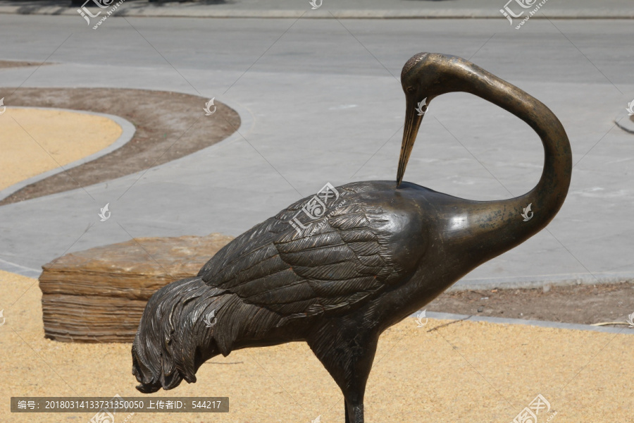 铜雕梳理羽毛的丹顶鹤