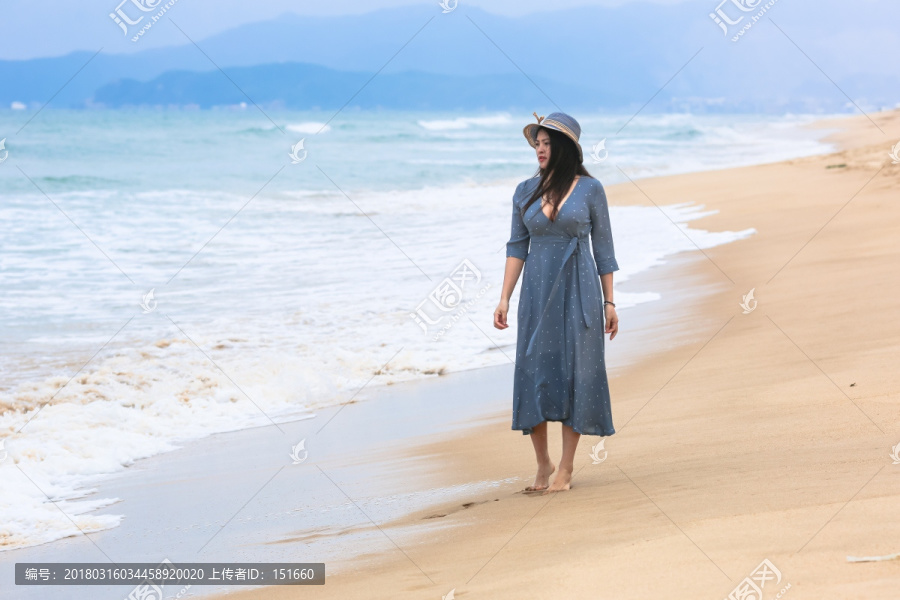 沙滩上的女人
