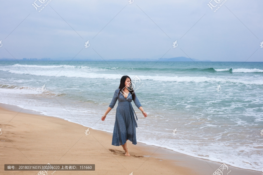 海边沙滩上的女人