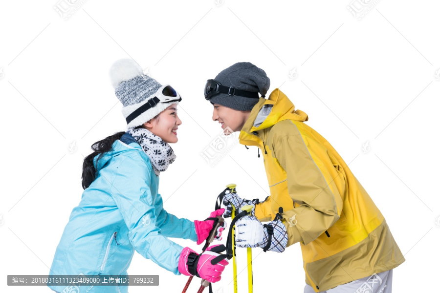 年轻情侣滑雪