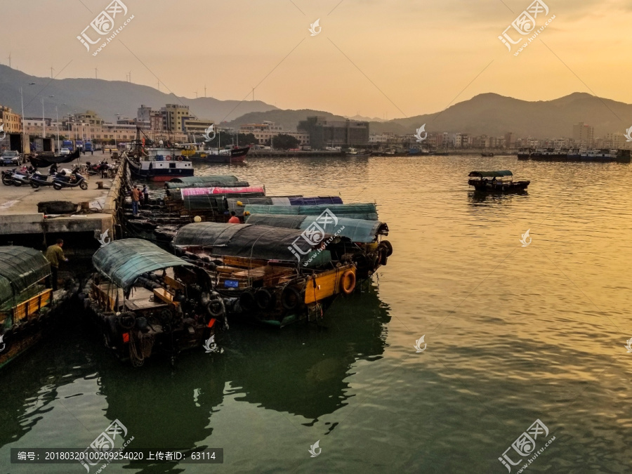 渔港的早晨,海上日出,渔船