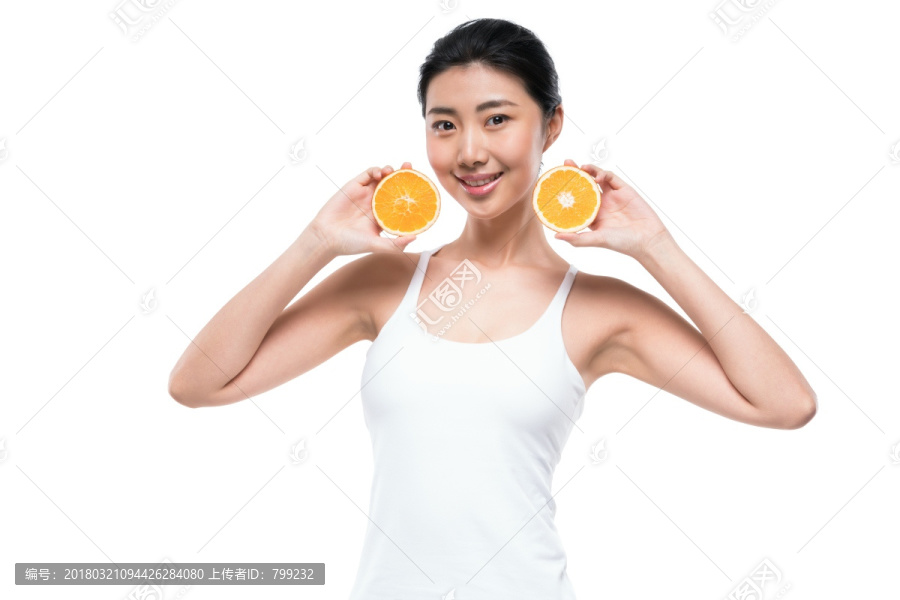 年轻女子手拿橙子