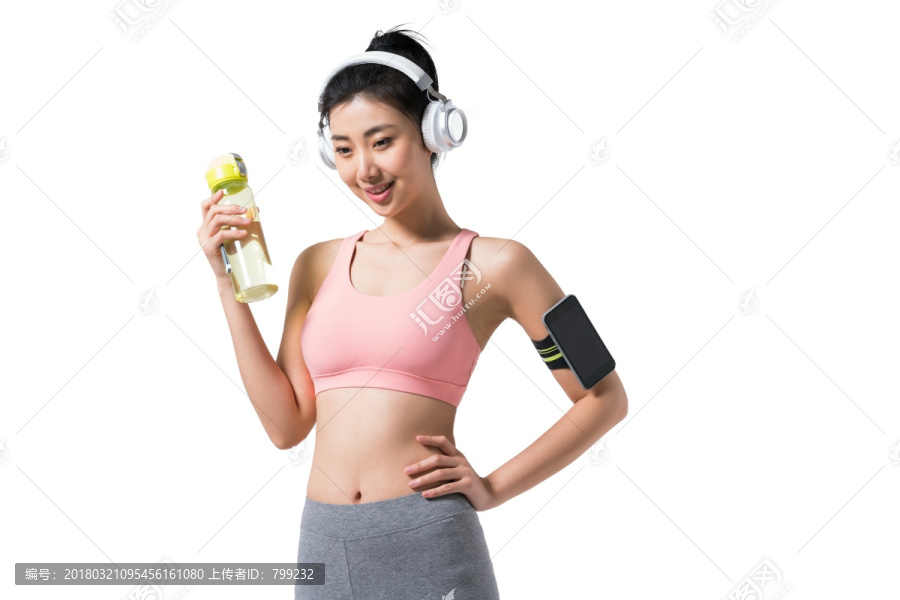 健身的青年女子放松听音乐