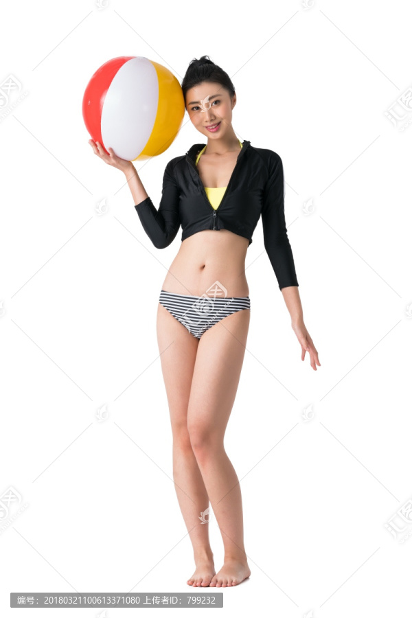 年轻女子和沙滩充气球