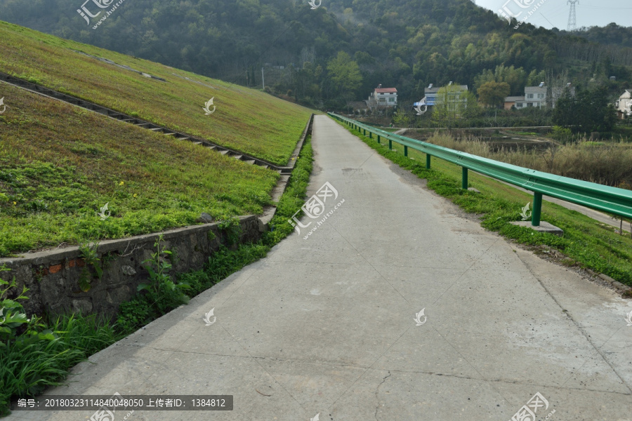 水库坝下道路