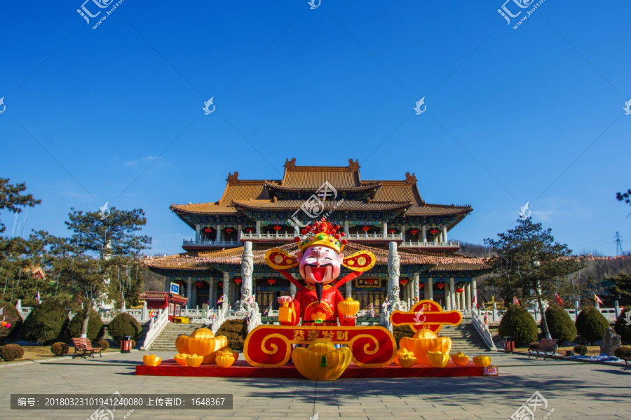 鞍山玉佛寺财神造型与大雄宝殿