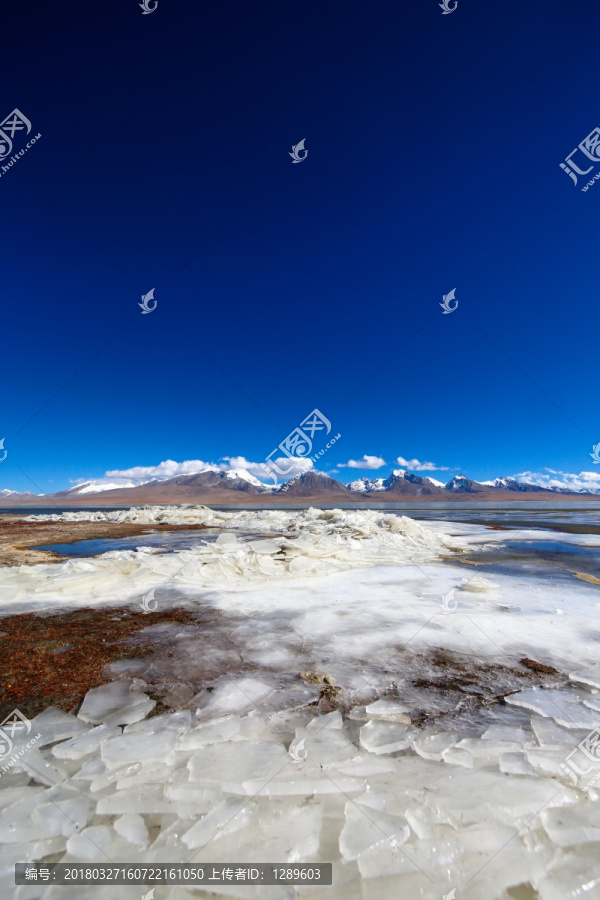 雪山下结冰的多情湖