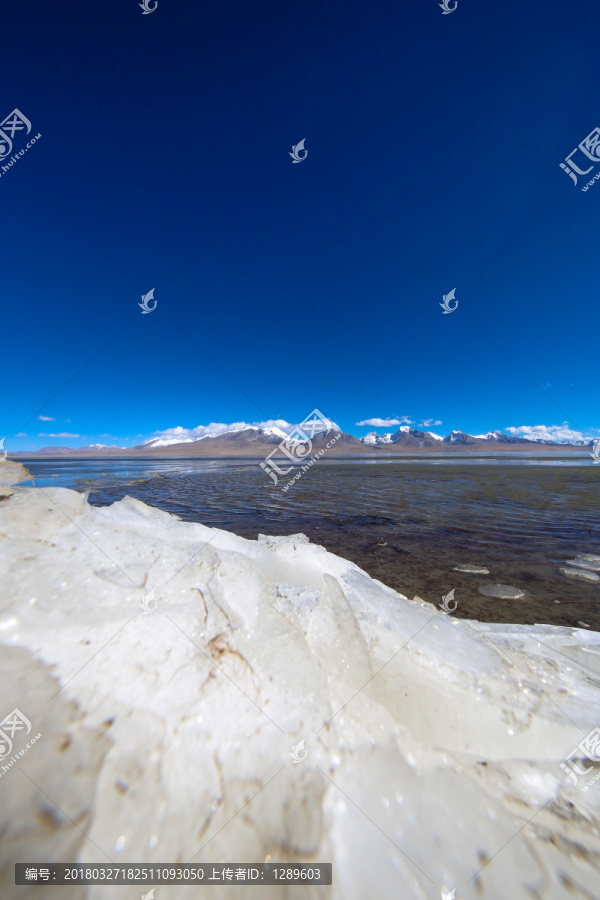 雪山下结冰的多情湖