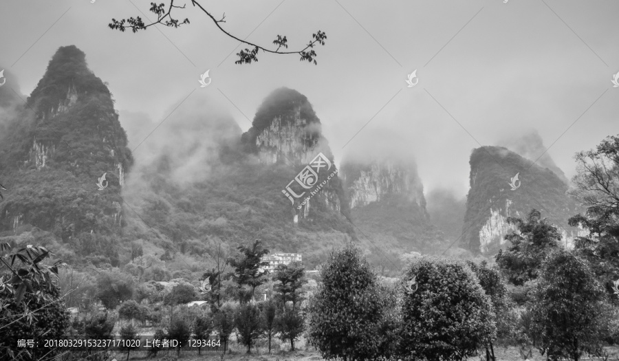 雾色山景