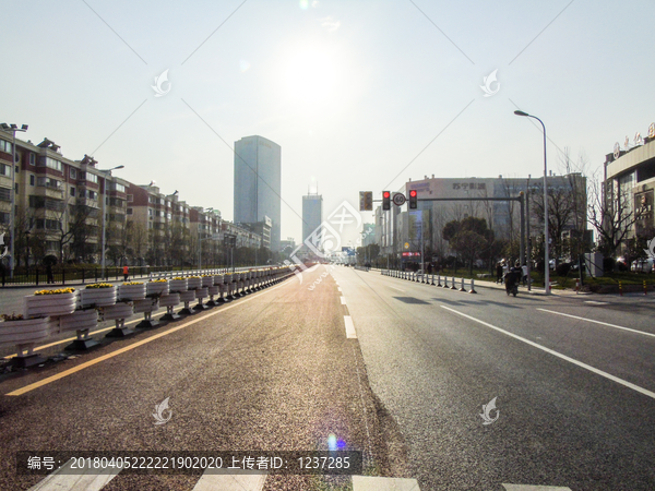 城市道路交通通行高清图片摄影图