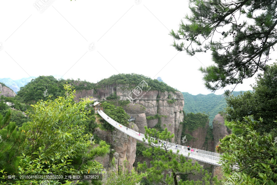 山峰拉索桥