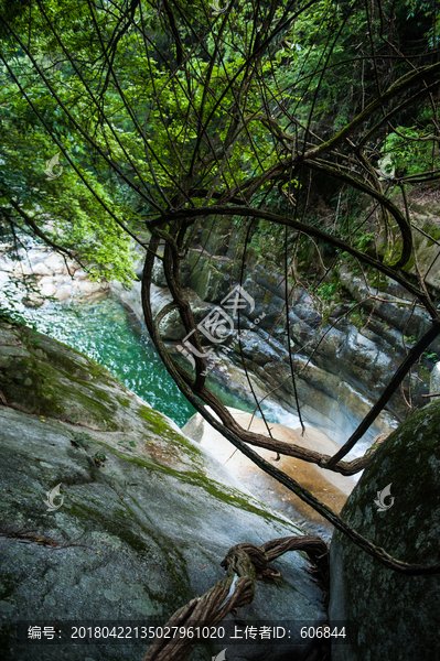 山涧溪流