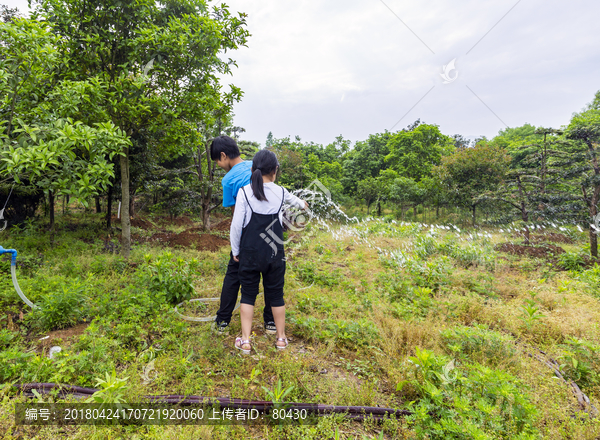 小孩玩水