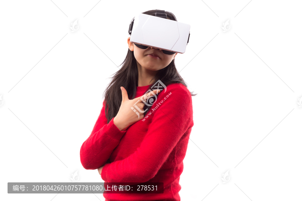 戴着虚拟眼镜摆手势的女人