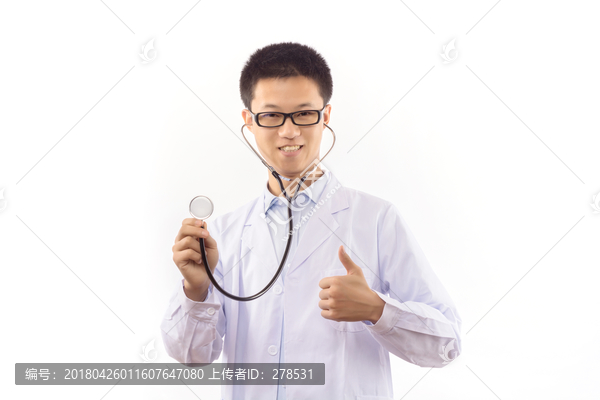 拿着听诊器竖起大拇指的男医生