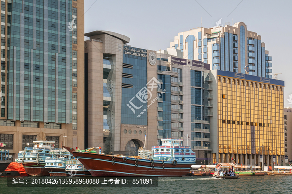 迪拜港口停泊的轮船