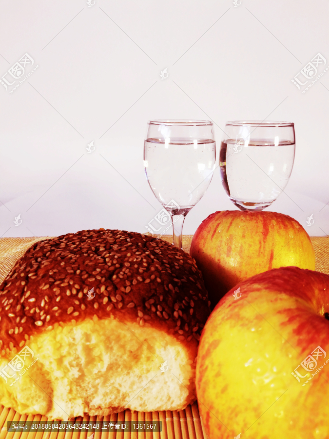 苹果面包,红酒杯麻布垫