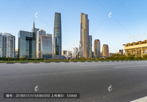 前景为沥青道路的广州地标建筑群