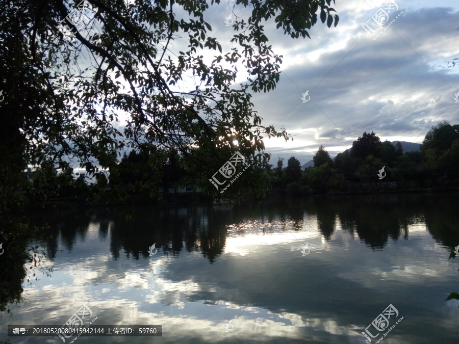 黑龙潭公园暮色风景