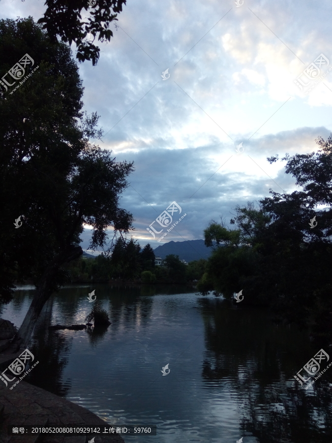 黑龙潭暮色风景