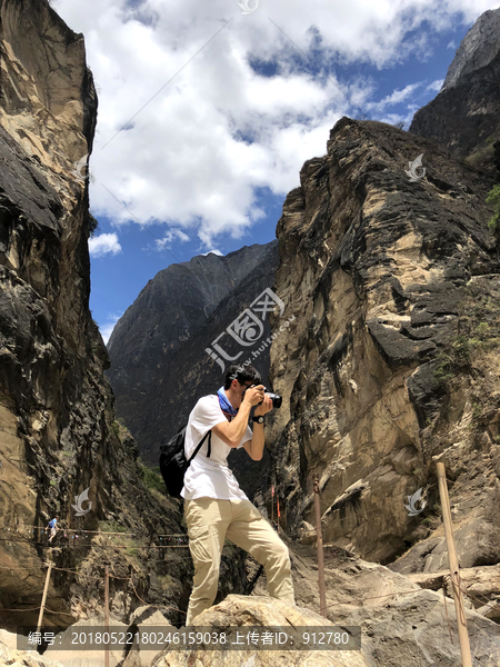 中虎跳谷底,蓝天白云,高山