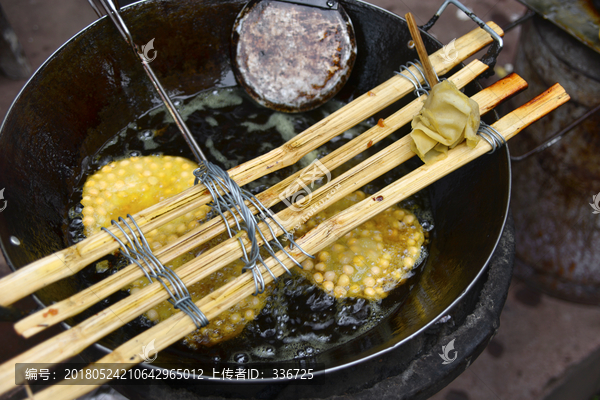 小吃制作,油炸豌豆饼,油锅