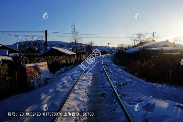 穿越林场小镇的铁路雪景